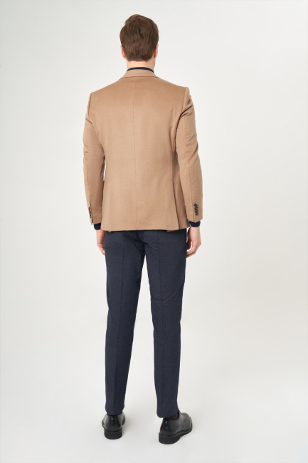 Erkek Modern Fit Mono Yaka 2 Düğmeli Çift Yırtmaçlı Camel Ceket - 2